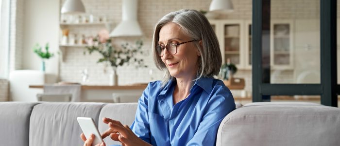 Ältere-Frau-am-Smartphone_AdobeStock_384857043_K